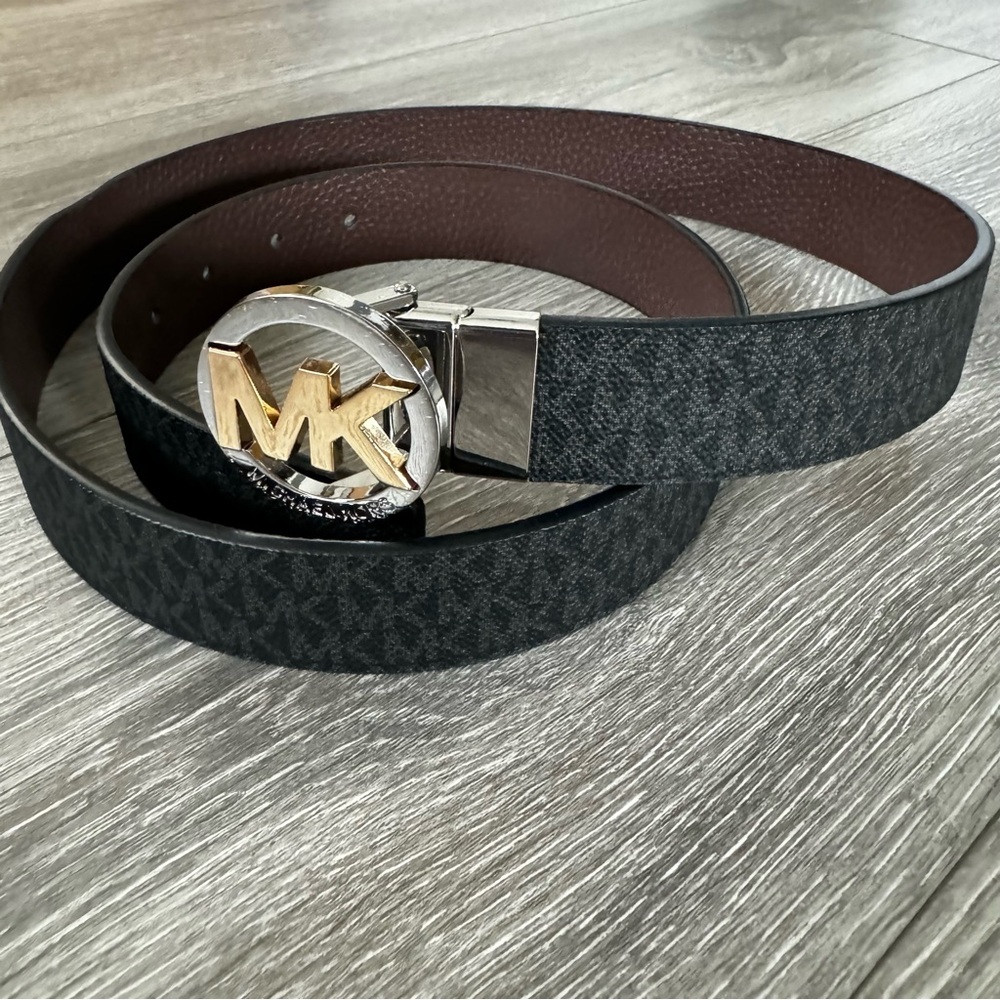 Michael Kors Woman’s Twist Reversible Belt 45 inch Excellent Condition Worn once - Picture 2 of 4
